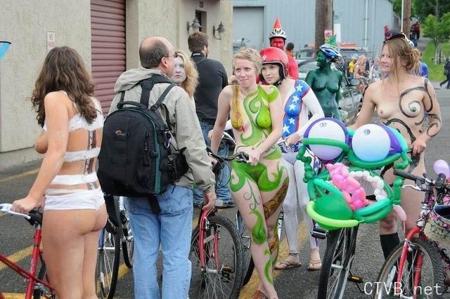 美腿走光 - 伦敦裸体骑自行车 - 13.jpg