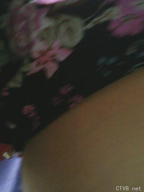 美腿走光 - 公交抄底“绝对领域”的18岁斑马纹黑丝美少女 - 17.jpg