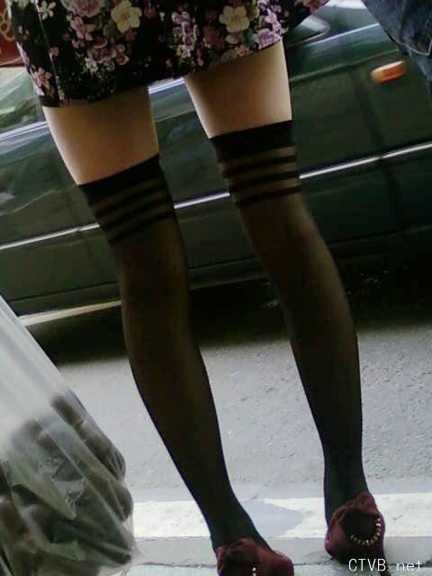 美腿走光 - 公交抄底“绝对领域”的18岁斑马纹黑丝美少女 - 21.jpg