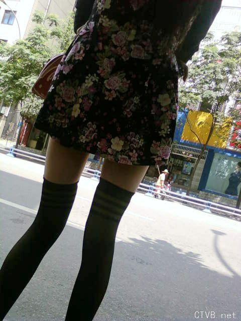 美腿走光 - 公交抄底“绝对领域”的18岁斑马纹黑丝美少女 - 9.jpg