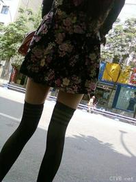 美腿走光 - 公交抄底“绝对领域”的18岁斑马纹黑丝美少女 - 9.jpg