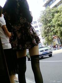 美腿走光 - 公交抄底“绝对领域”的18岁斑马纹黑丝美少女 - 13.jpg