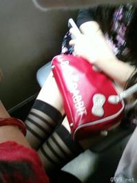 美腿走光 - 公交抄底“绝对领域”的18岁斑马纹黑丝美少女 - 16.jpg