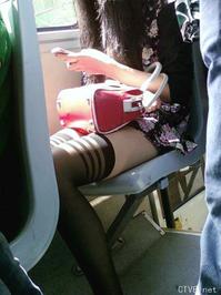 美腿走光 - 公交抄底“绝对领域”的18岁斑马纹黑丝美少女 - 12.jpg