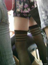 美腿走光 - 公交抄底“绝对领域”的18岁斑马纹黑丝美少女 - 4.jpg