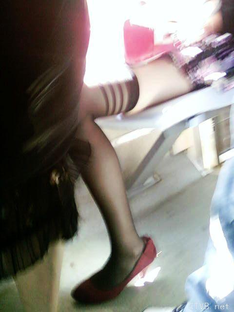 美腿走光 - 公交抄底“绝对领域”的18岁斑马纹黑丝美少女 - 6.jpg