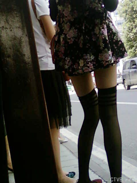 美腿走光 - 公交抄底“绝对领域”的18岁斑马纹黑丝美少女 - 7.jpg