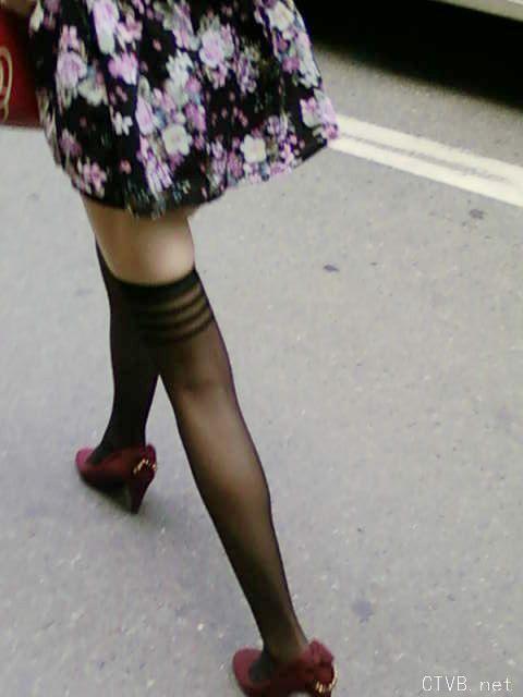 美腿走光 - 公交抄底“绝对领域”的18岁斑马纹黑丝美少女 - 19.jpg