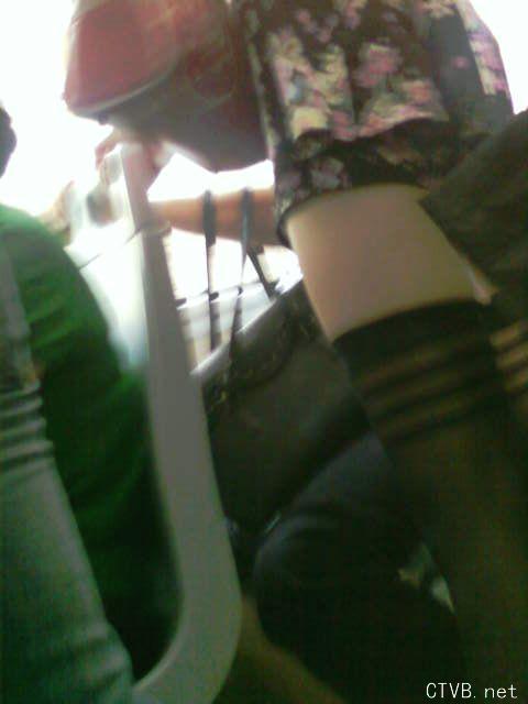 美腿走光 - 公交抄底“绝对领域”的18岁斑马纹黑丝美少女 - 1.jpg