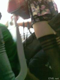 美腿走光 - 公交抄底“绝对领域”的18岁斑马纹黑丝美少女 - 1.jpg