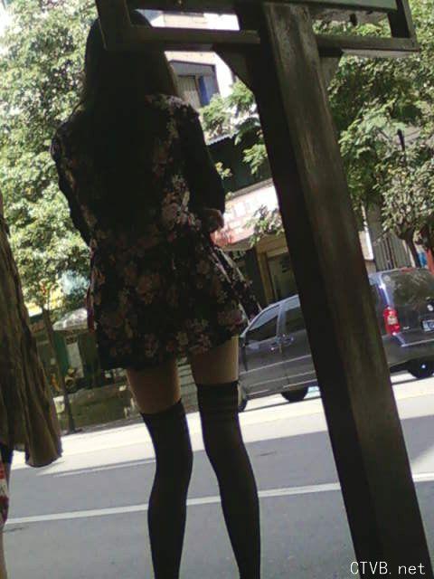 美腿走光 - 公交抄底“绝对领域”的18岁斑马纹黑丝美少女 - 18.jpg