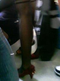 美腿走光 - 公交抄底“绝对领域”的18岁斑马纹黑丝美少女 - 20.jpg