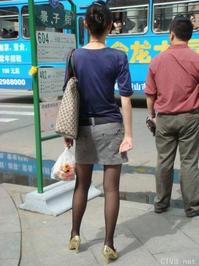 美腿走光 - 实拍公交站台上的丝袜mm - 2.jpg