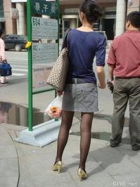 美腿走光 - 实拍公交站台上的丝袜mm - 1.jpg