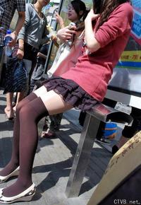 美腿走光 - 实拍公交站台上的丝袜mm - 3.jpg