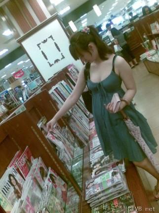 美腿走光 - 书店偷拍，赞一个 - 2.jpg