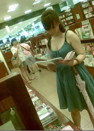 美腿走光 - 书店偷拍，赞一个 - 6.jpg