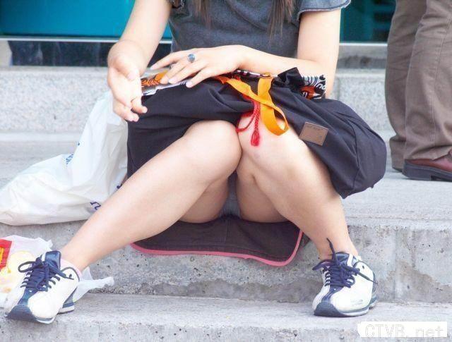 美腿走光 - 偷拍街头美眉的内裤 - 6.jpg