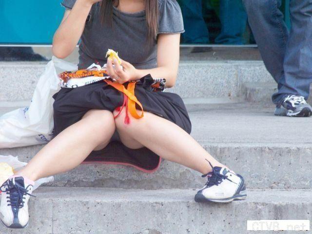 美腿走光 - 偷拍街头美眉的内裤 - 10.jpg