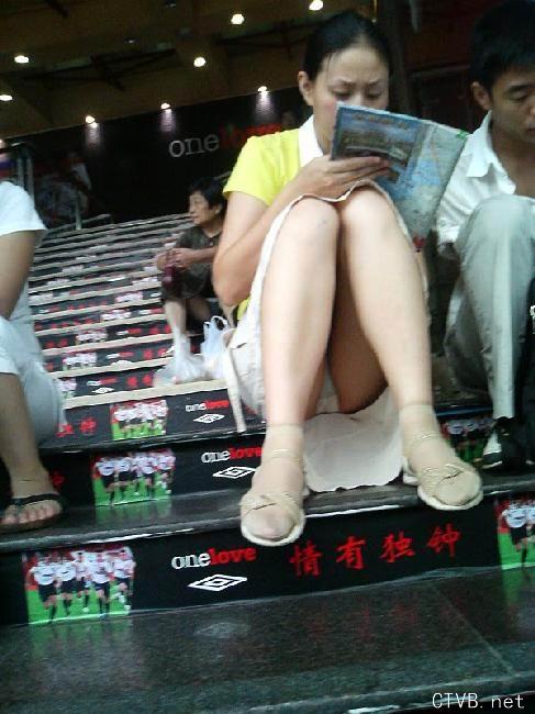 美腿走光 - 偷拍街头美眉的内裤 - 4.jpg