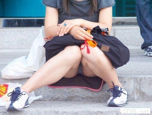 美腿走光 - 偷拍街头美眉的内裤 - 11.jpg