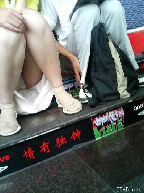 美腿走光 - 偷拍街头美眉的内裤 - 8.jpg