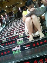 美腿走光 - 偷拍街头美眉的内裤 - 9.jpg