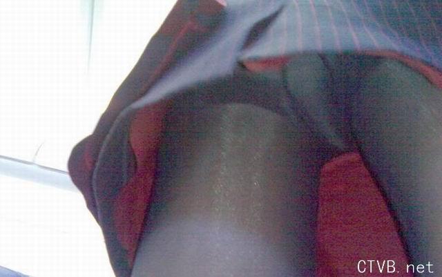 美腿走光 - 偷拍飛機上空姐的絲襪。 - 2.jpg