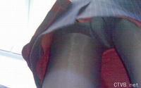 美腿走光 - 偷拍飛機上空姐的絲襪。 - 2.jpg
