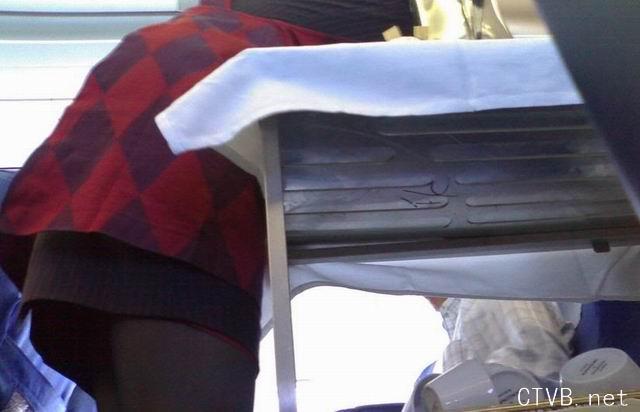 美腿走光 - 偷拍飛機上空姐的絲襪。 - 1.jpg