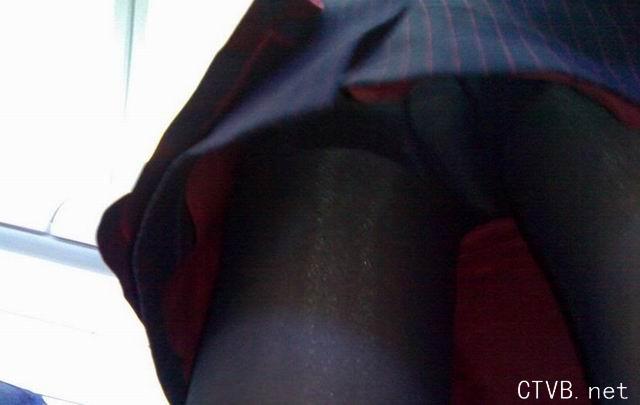 美腿走光 - 偷拍飛機上空姐的絲襪。 - 5.jpg