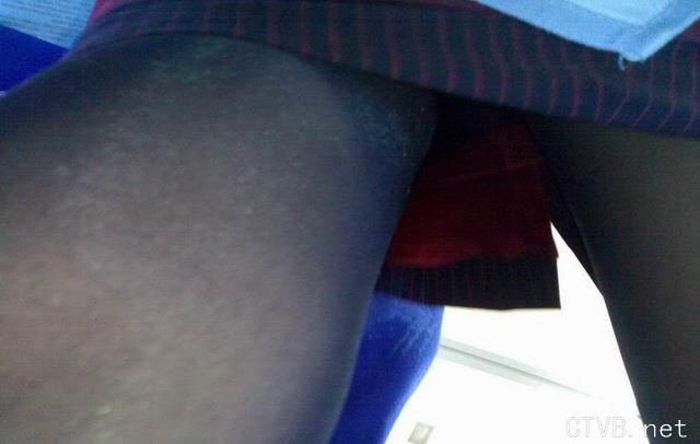 美腿走光 - 偷拍飛機上空姐的絲襪。 - 4.jpg