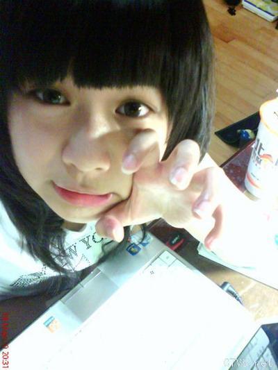 美腿走光 - 这样天真的妹妹竟然也自拍!~难道真的是时尚吗 - 1.jpg