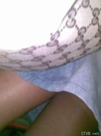 美腿走光 - 偷拍MM裙底穿超小丁字裤 - 10.jpg