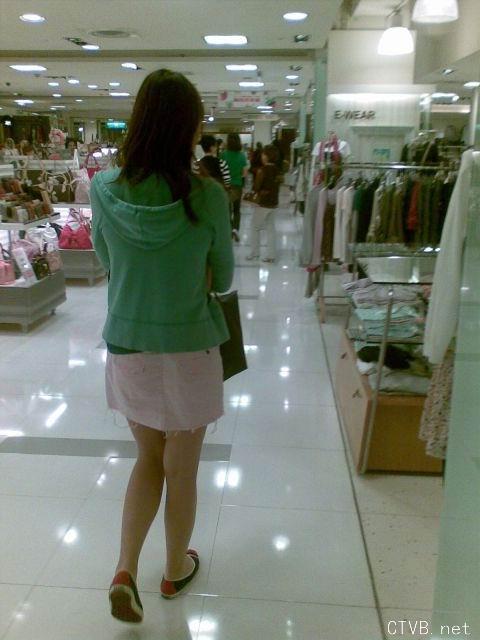 美腿走光 - 偷拍MM裙底穿超小丁字裤 - 5.jpg