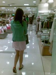 美腿走光 - 偷拍MM裙底穿超小丁字裤 - 5.jpg