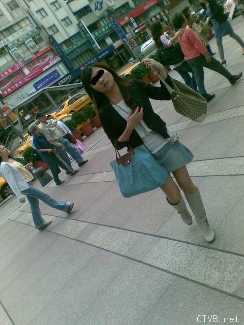 美腿走光 - 偷拍MM裙底穿超小丁字裤 - 11.jpg