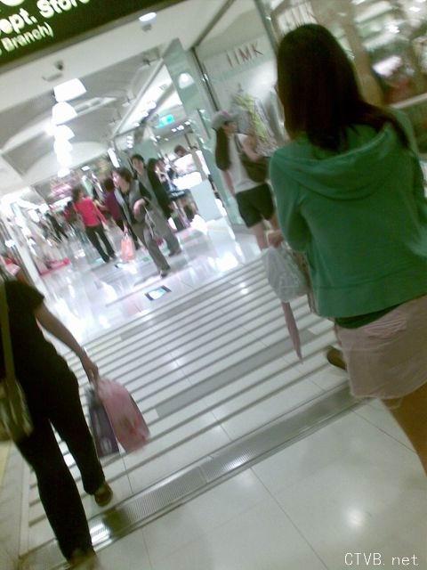 美腿走光 - 偷拍MM裙底穿超小丁字裤 - 7.jpg