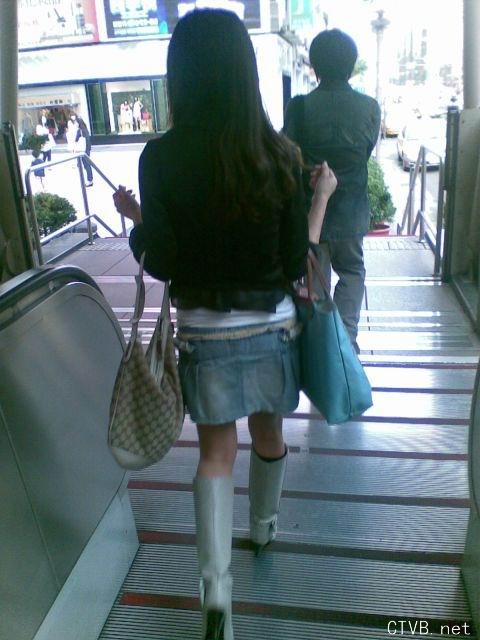 美腿走光 - 偷拍MM裙底穿超小丁字裤 - 8.jpg