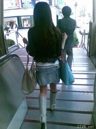 美腿走光 - 偷拍MM裙底穿超小丁字裤 - 8.jpg