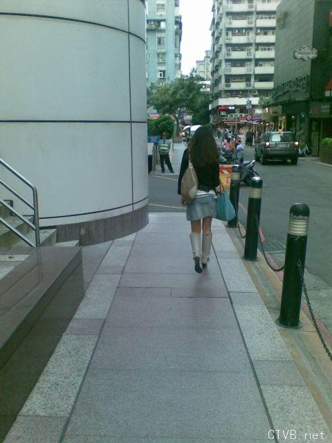 美腿走光 - 偷拍MM裙底穿超小丁字裤 - 1.jpg