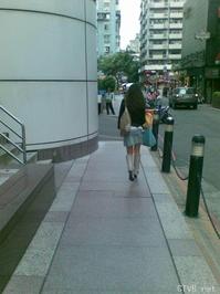 美腿走光 - 偷拍MM裙底穿超小丁字裤 - 1.jpg