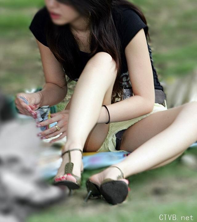 美腿走光 - 高清偷拍MM裙下春光 - 6.jpg