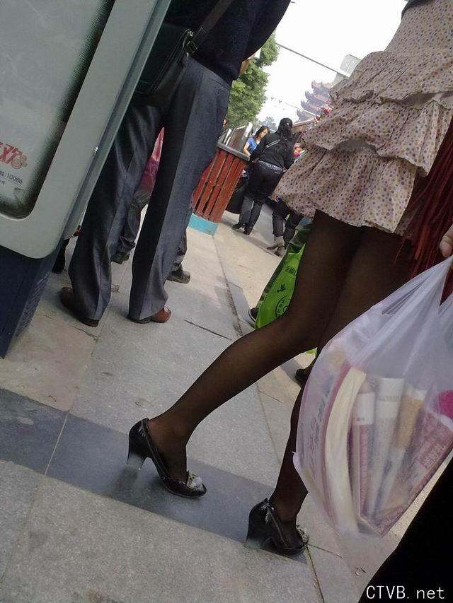 美腿走光 - 暴强偷拍性感黑丝少妇 - 7.jpg