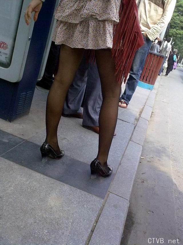 美腿走光 - 暴强偷拍性感黑丝少妇 - 3.jpg