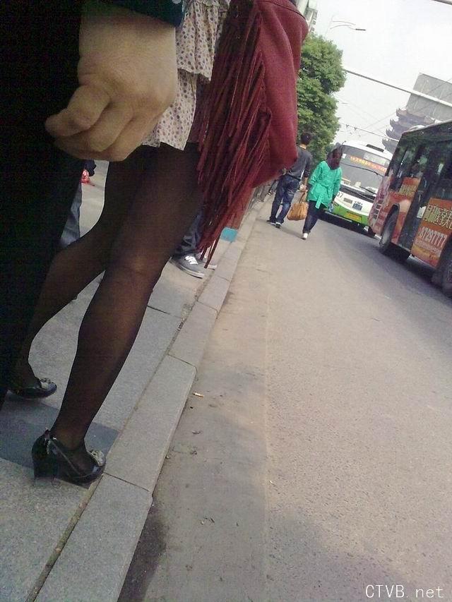 美腿走光 - 暴强偷拍性感黑丝少妇 - 2.jpg