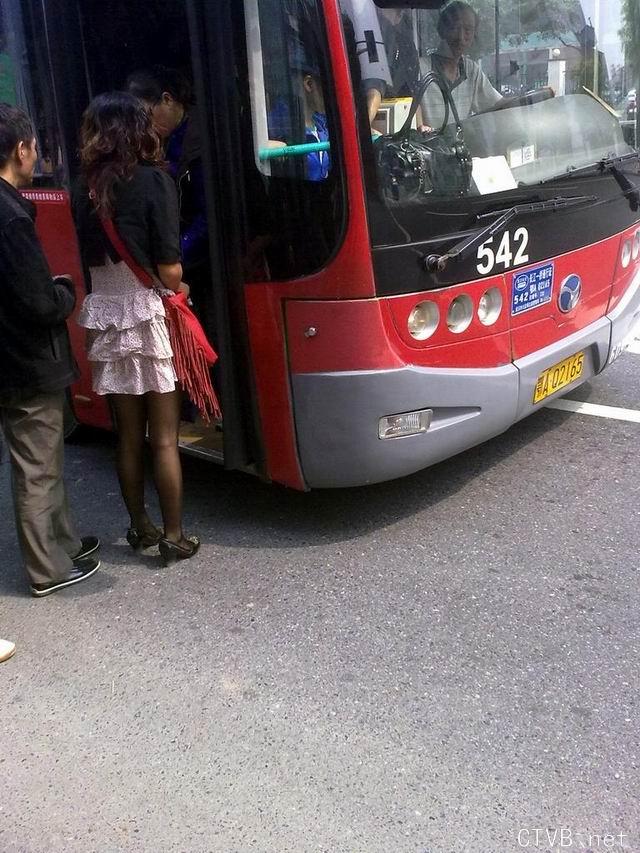 美腿走光 - 暴强偷拍性感黑丝少妇 - 8.jpg