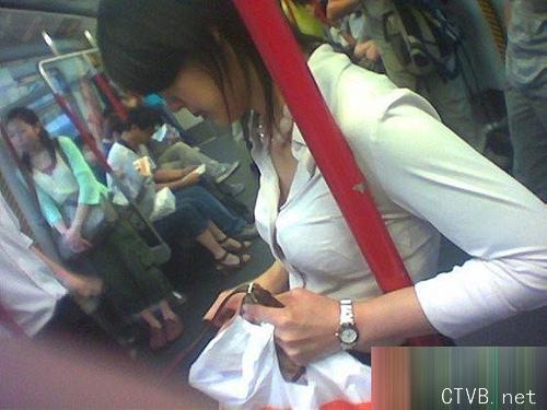 美腿走光 - 地铁女被这样摸都不反抗 - 2.jpg