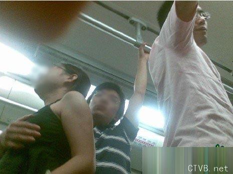 美腿走光 - 地铁女被这样摸都不反抗 - 3.jpg