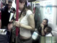 美腿走光 - 地铁女被这样摸都不反抗 - 6.jpg